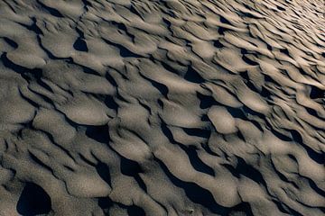 Het ritme van het strand - abstracte natuurfotografie van Linda Bouritius