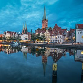 Lübeck op de Trave op het blauwe uur van Leinemeister