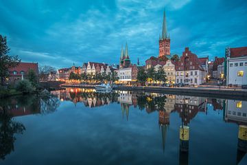 Lübeck op de Trave op het blauwe uur van Leinemeister