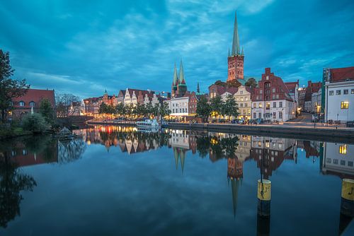 Lübeck op de Trave op het blauwe uur