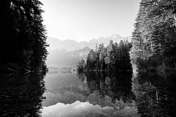 Eibsee met weerspiegeling in zwart-wit
