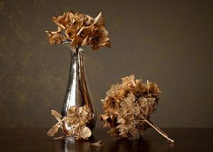 Zilverkleurige vaasje met gedroogde hortensia's van Irene Ruysch