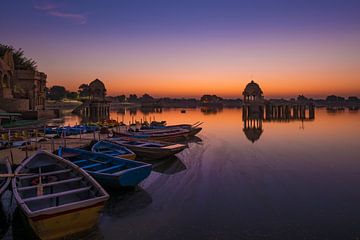 Zonsopkomst bij Gadi Sagar ( Gadisar ) Lake, India van Chihong