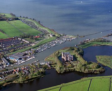 1988: Historische luchtfoto van het Muiderslot van Frans Rombout
