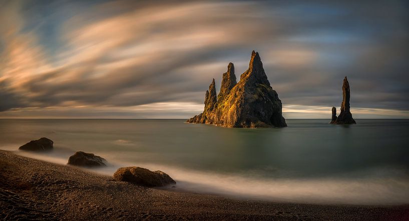 Reynisdrangar rocks sunrise van Wojciech Kruczynski