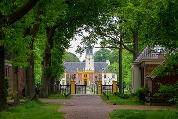 Doorkijkje naar de Fraeylemaborg in Slochteren van Elvira Werkman