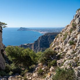 Felsen und Mittelmeerküste in Benidorm von Adriana Mueller