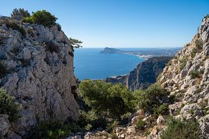 Rochers et vue sur la mer sous un ciel clair