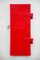 La porte en acier rouge avec un cadenas