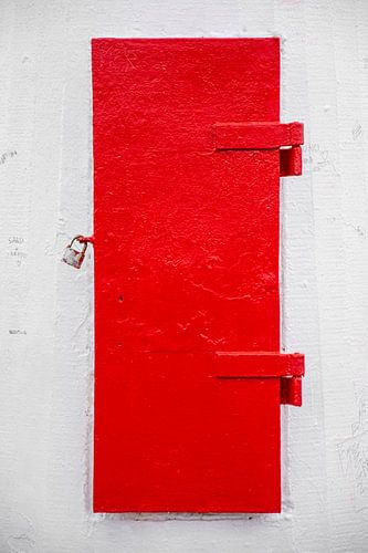 La porte en acier rouge avec un cadenas