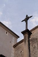 Tirage photo d'une croix sur une statue dans la ville française animée de Ruoms, dans la région enso
