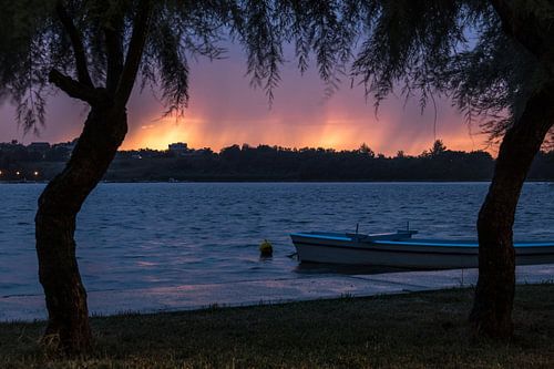 De zon zakt achter een regenbui in Kroatië