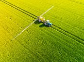 Trekker met landbouw sproeier voor gewassen in een veld van boven van Sjoerd van der Wal Fotografie thumbnail