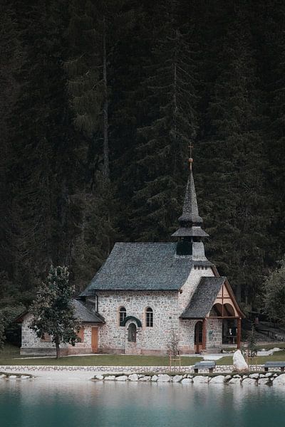 Lago di Braies Chapel van Tom Derwort Photography