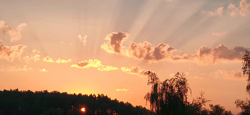 Sonnenuntergang mit dramatischen Lichtstrahlen