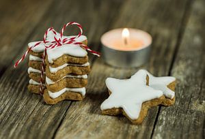 Advent- en kerststilleven met stapeltje sterrenkoekjes en kaarslicht van Alex Winter