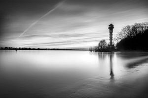 Leuchtturm an der Elbe bei Hamburg in schwarzweiss. von Manfred Voss, Schwarz-weiss Fotografie