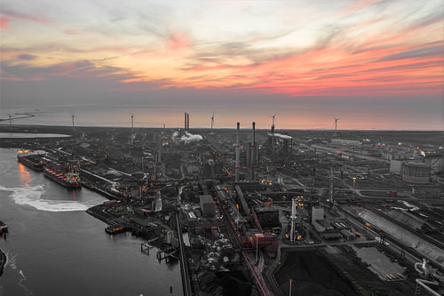 Luchtfoto van Tata Steel IJmuiden langs de Noordzeekust