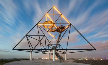 Tetrahedron Bottrop in the evening by Michael Valjak