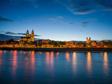 Magdeburg Elbe panorama bij nacht van t.ART