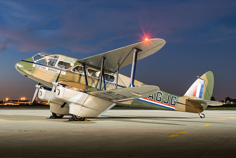 De Havilland Dragon Rapide tijdens zonsondergang van KC Photography