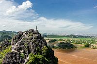 Wandeltocht naar de top van de berg in Ninh Bihn, Vietnam.