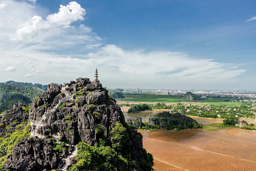 Wandeltocht naar de top van de berg in Ninh Bihn, Vietnam. van Niels Rurenga