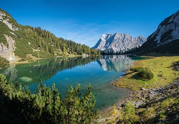 idyllische Seebensee, met uitzicht op de Zugspitze van SusaZoom