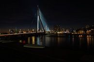 Erasmusbrug Rotterdam bij nacht met de verlichte skyline van Brian Morgan thumbnail