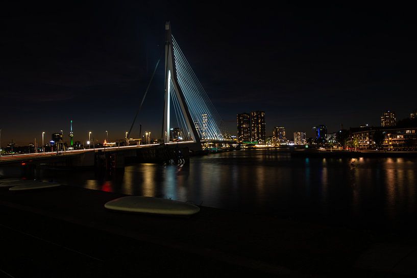 Erasmusbrug Rotterdam bij nacht met de verlichte skyline van Brian Morgan
