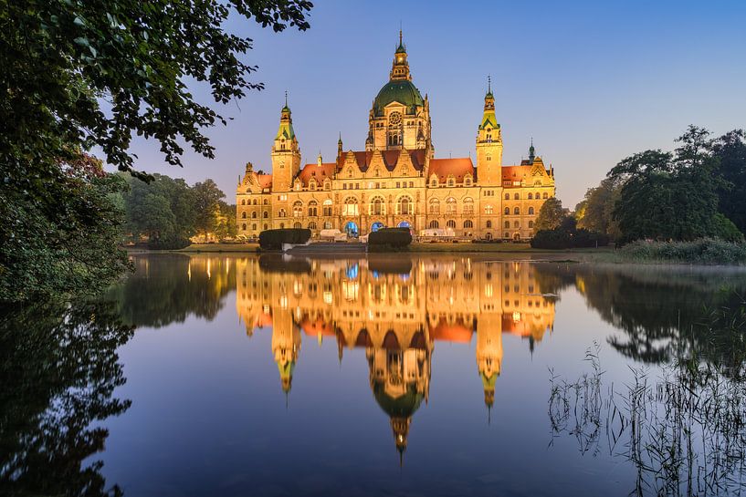 Early in the morning at Hanover's New Town Hall by Michael Valjak