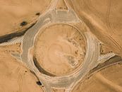 Verlaten rodonde in de woestijn van Dubai van Michiel Dros thumbnail