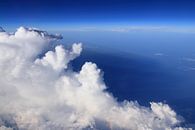 Nuages blancs et ciel bleu à haute altitude par Bobsphotography Aperçu