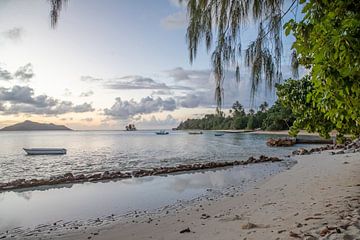 Zonsondergang bij La Digue (Seychellen) van t.ART