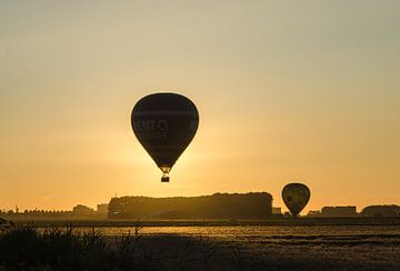 Sonnenuntergang mit 2 Luftballons von Dennie Vercruijsse