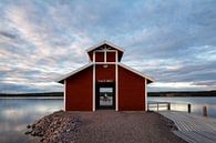 Idyllisch boothuis aan het eind van een pier in het Siljan meer in Zweden van Jasper den Boer thumbnail