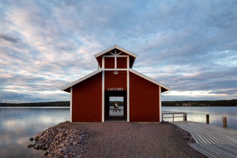Idyllisch boothuis aan het eind van een pier in het Siljan meer in Zweden van Jasper den Boer