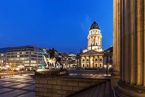 Berlin Gendarmenmarkt - Deutscher Dom und Skulptur