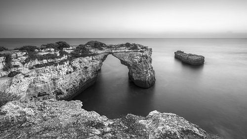 Praia de Albandeira en noir et blanc, Algarve, Portugal sur Henk Meijer Photography