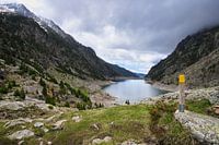 Bergsee unter Wolken