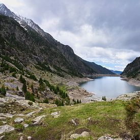 Lac de montagne sous les nuages sur Bart Nikkels