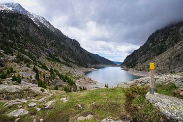 Bergsee unter Wolken von Bart Nikkels