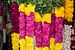 Bloemenslingers op markt in Pondicherry, India van Danielle Roeleveld