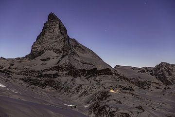 Besneeuwde Matterhorn in het maanlicht na zonsondergang in de winter