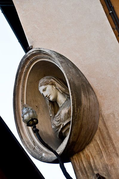 Mary statue on facade by Marieke van der Hoek-Vijfvinkel