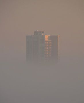 Torenflat boven mist van Marcel Schouten