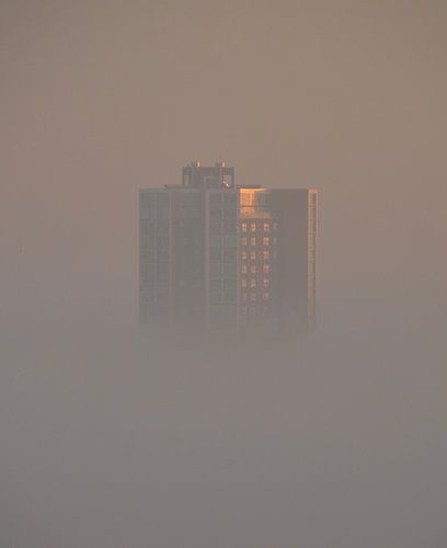 Torenflat boven mist
