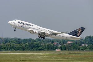 Ed Force One, de Boeing 747-400 van Iron Maiden. van Jaap van den Berg