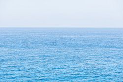 Helder blauw water aan de Italiaanse kust in Apulië