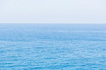 Helder blauw water aan de Italiaanse kust in Apulië van Photolovers reisfotografie